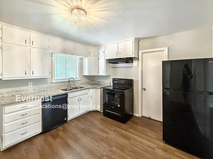 9825 Maple Ln — Photo 2