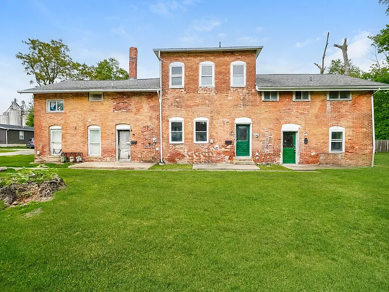 20 Vernon Ave — Photo 2