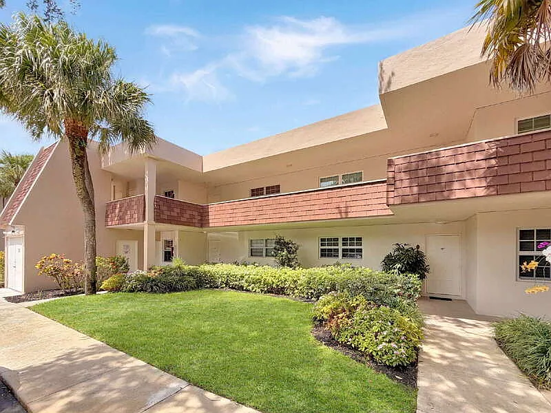 3641 Oaks Clubhouse Dr #201