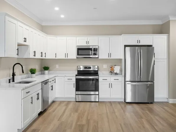 10100 S Willow Street #208, Manchester, NH 03103