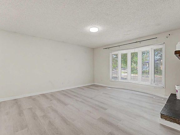 4th image of 5615 Temple Dr NE