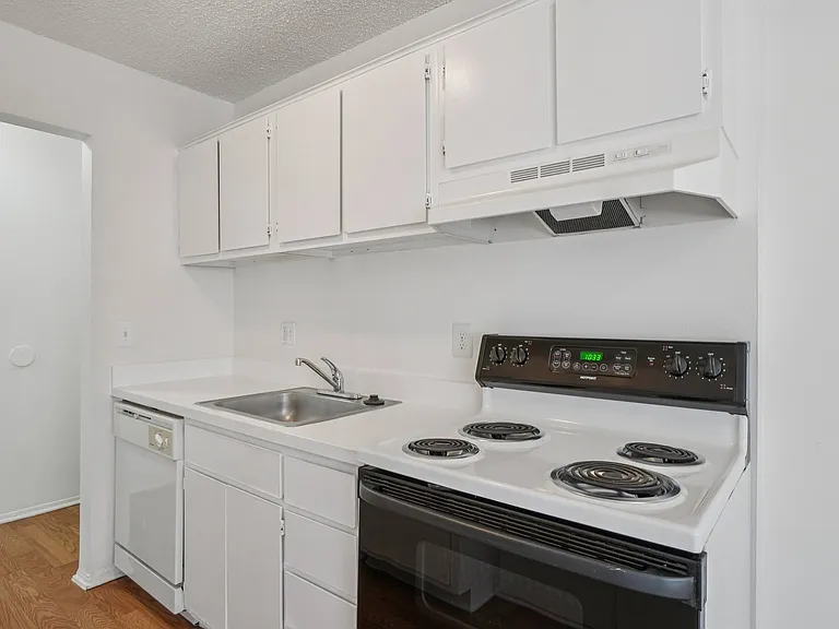 Riverside Village Apartments — Photo 70