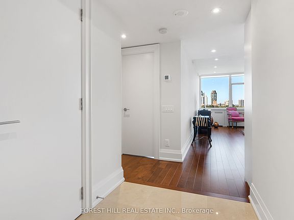 4th image of 500 Avenue Rd #1401