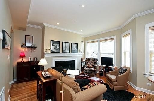 3rd image of 867 W Cornelia Ave