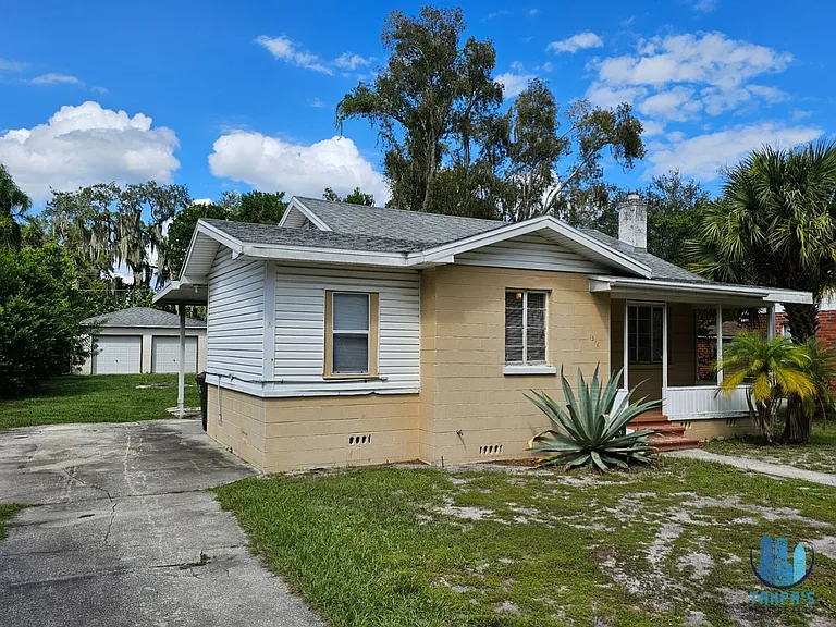 1516 Holly Rd — Photo 2