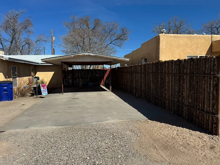 Driveway/Carport