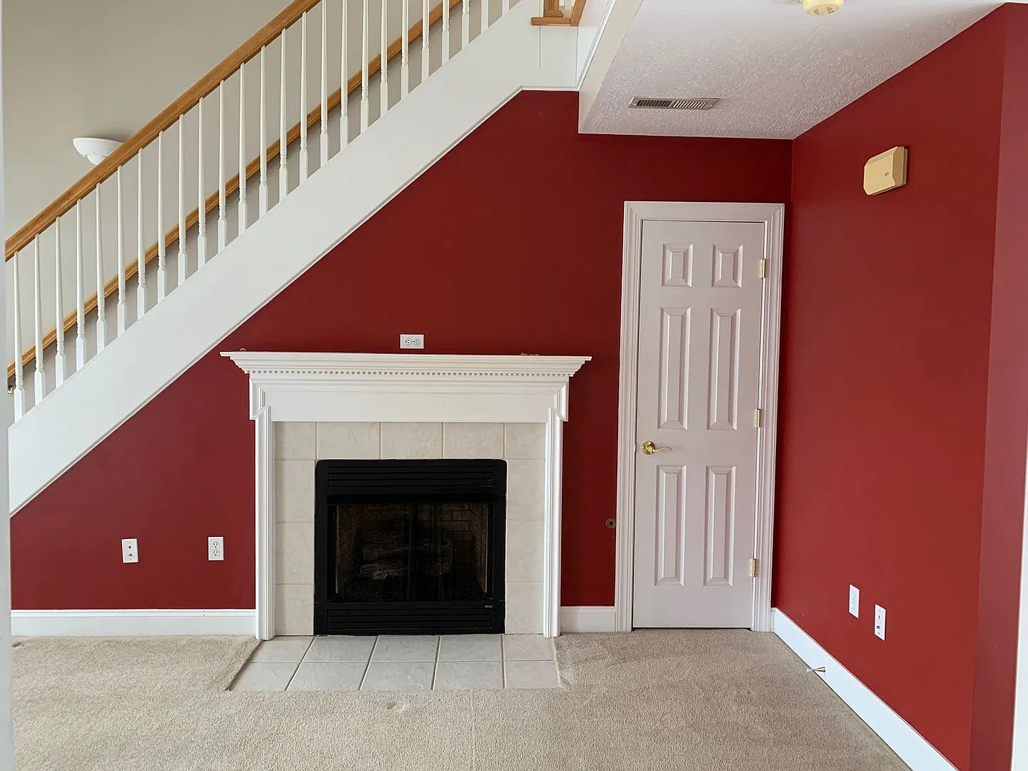 3 Bedroom 2.5 Bath End Unit Townhouse — Photo 2