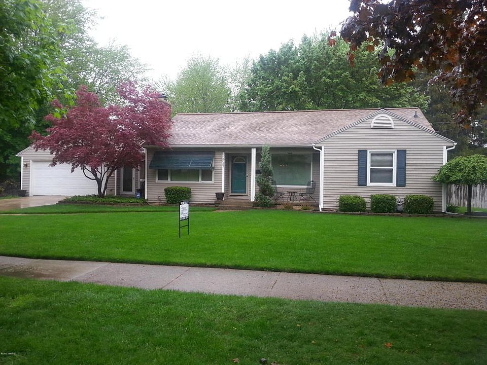 1st image of 2022 Cambridge Dr SE