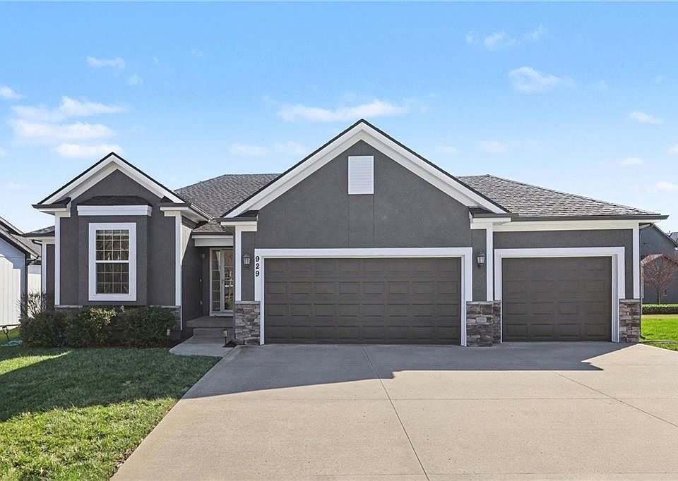 1st image of 929 NW Scenic Dr
