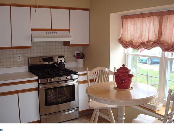 2nd image of 202 Waverly Ct