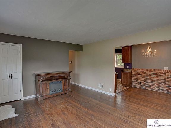 4th image of 8954 Laurie Cir