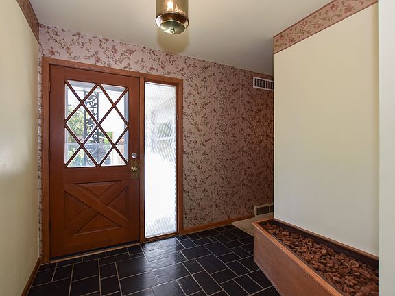 2nd image of 1706 Holly Ln