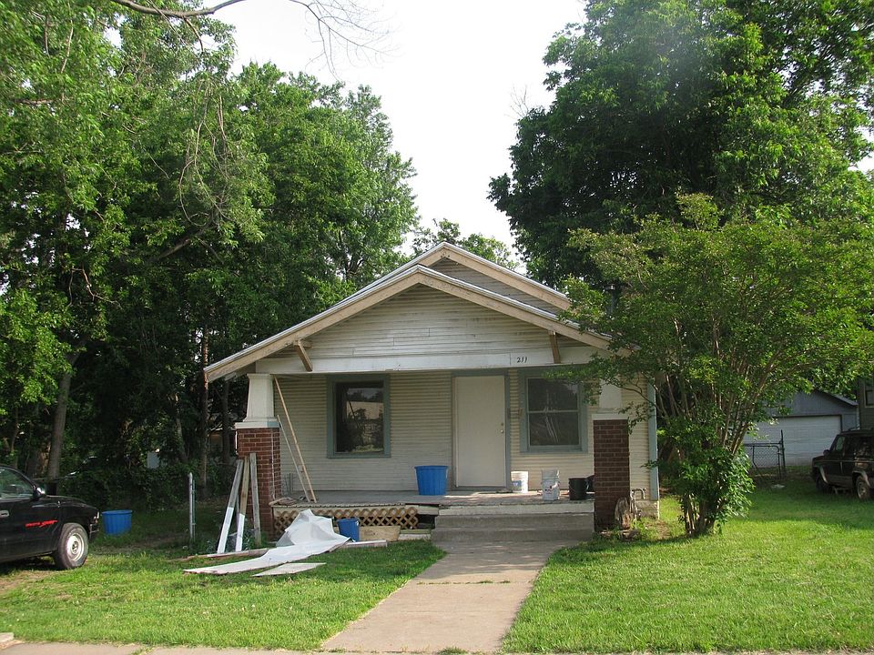 2nd image of 2211 E 10th St