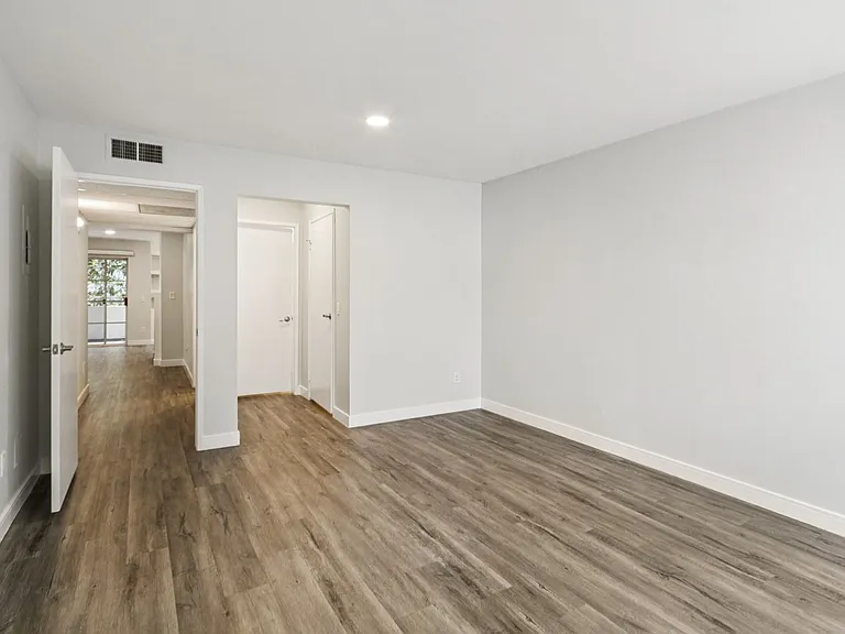 960 N. Alfred — Photo 37