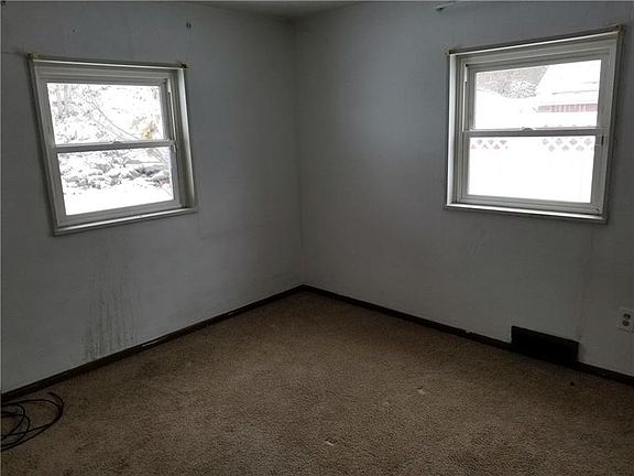 4th image of 413 Mary St
