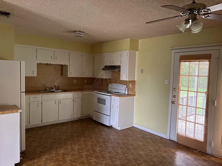 820 Michelle Dr — Photo 7