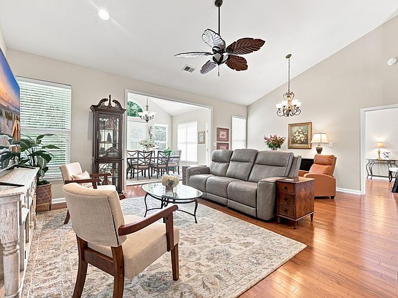 4th image of 24 Willow Bend Dr.