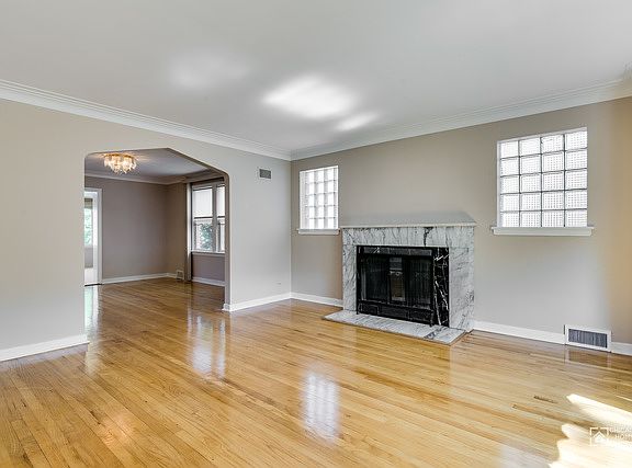 4th image of 6752 N Maplewood Ave