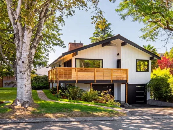1601 Mileva Ln, Saanich, BC V8N 2V6