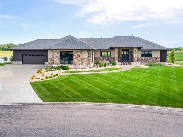 446 Trent Jones Dr, Oxbow, ND 58047