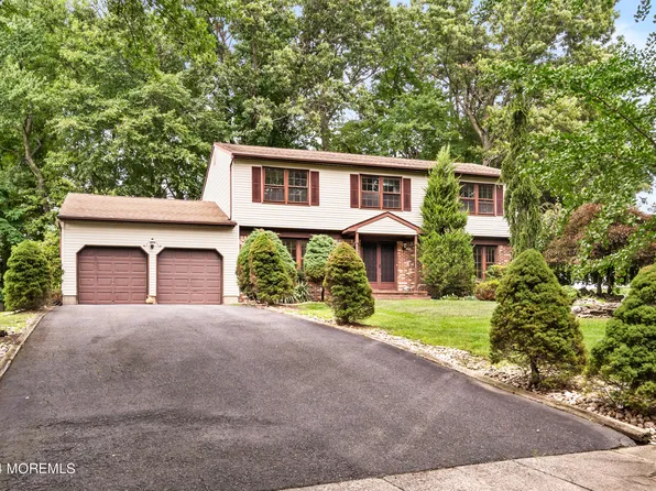 14 Blackfoot Drive, Manalapan, NJ 07726