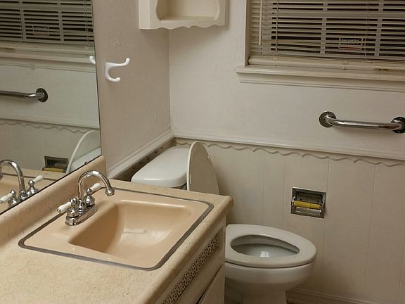 5th image of 505 SW 60th Ter