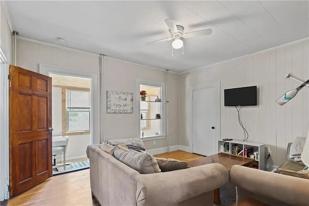 16 Dean Ave - 1 — Photo 3