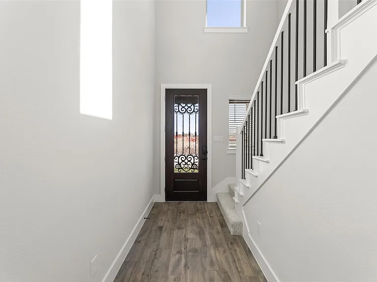 809 Meadow Spring Ln — Photo 4