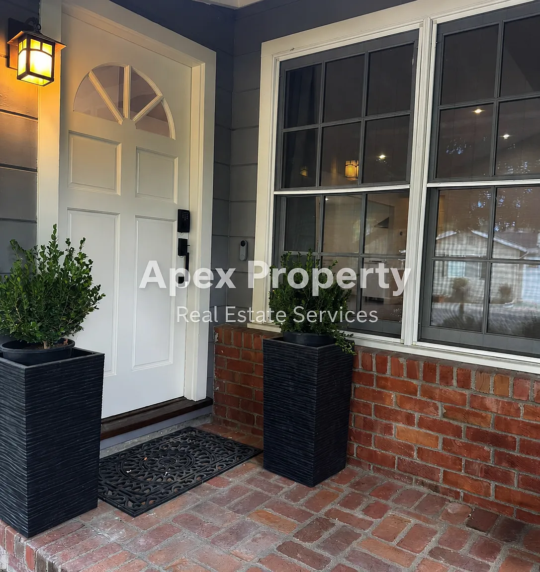 3 bed, 1430 sqft, $10,950 — Photo 3