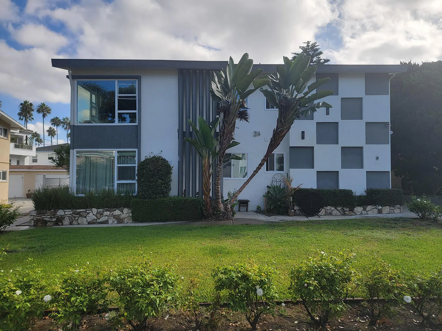 2 bed, 940 sqft, $3,300 — Photo 1