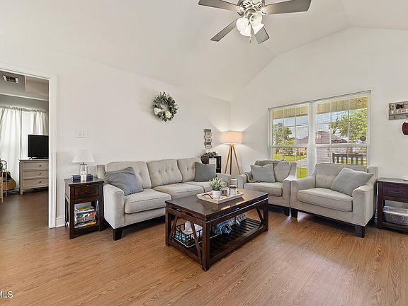 3rd image of 305 Twin Lakes Blvd