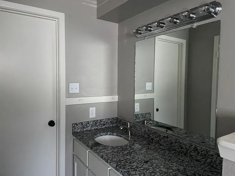 102 Cherie Ln — Photo 5