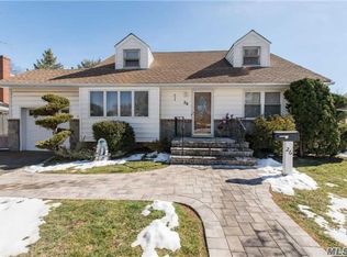 26 Reed Ln, Westbury, NY 11590