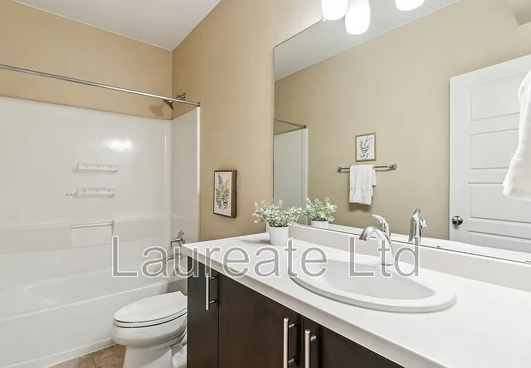 5438 Valentia St — Photo 31