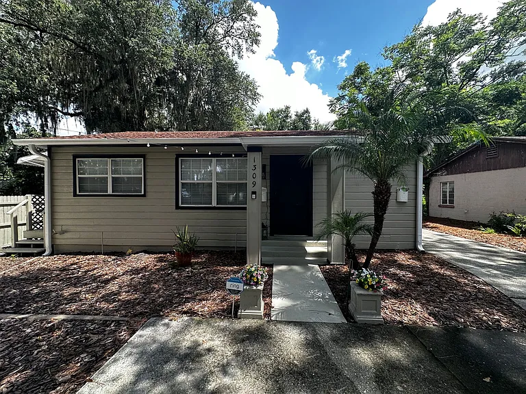 1309 E Harding St — Photo 1