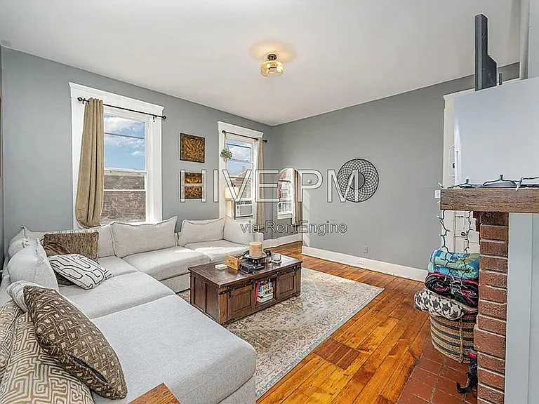907 Columbia St #2 — Photo 3