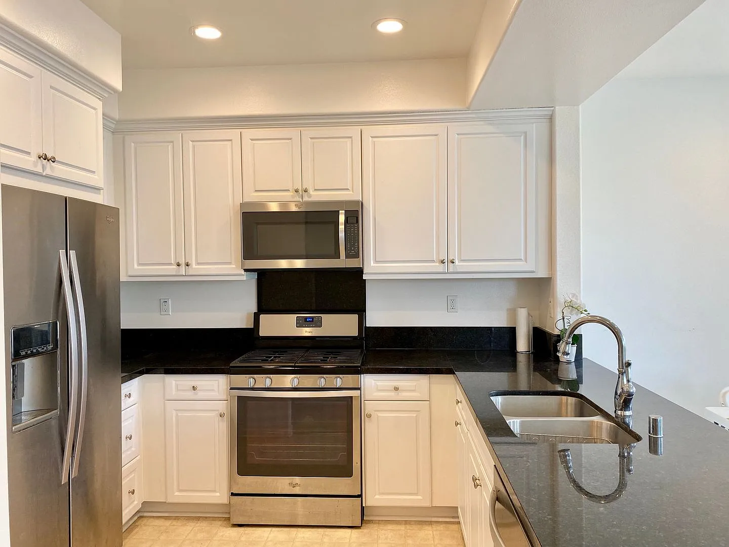 Modern Coastal Living 2-Bed, 2.5-Bath Home in Oxnard, CA — Photo 3