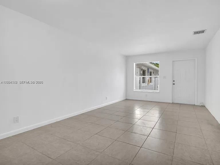 241 NW 40th St #4 — Photo 4