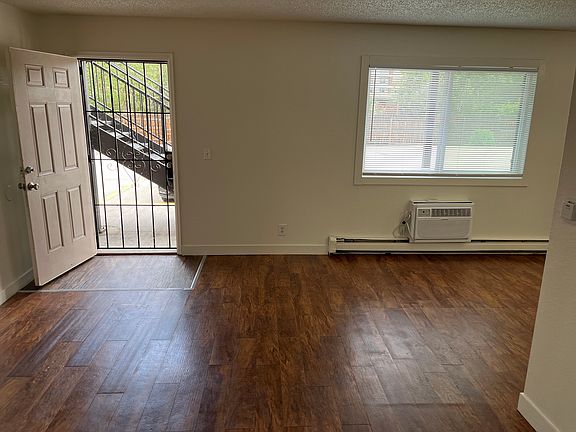 3rd image of 1221 Yarrow St #110