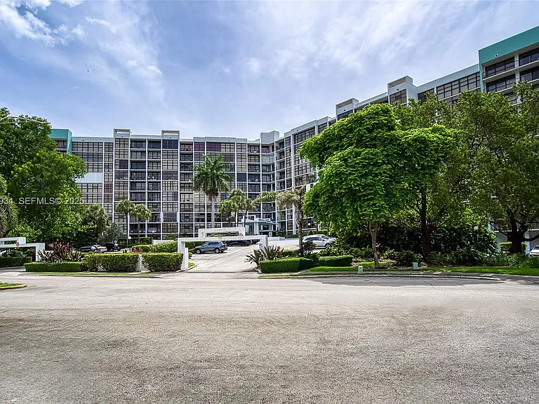 400 Leslie Dr #305 — Photo 40