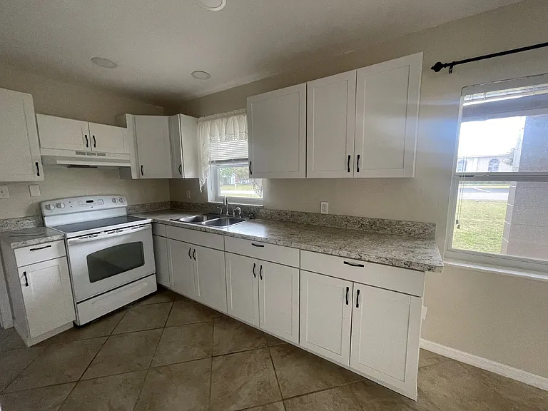 400 S Pine Ave — Photo 3