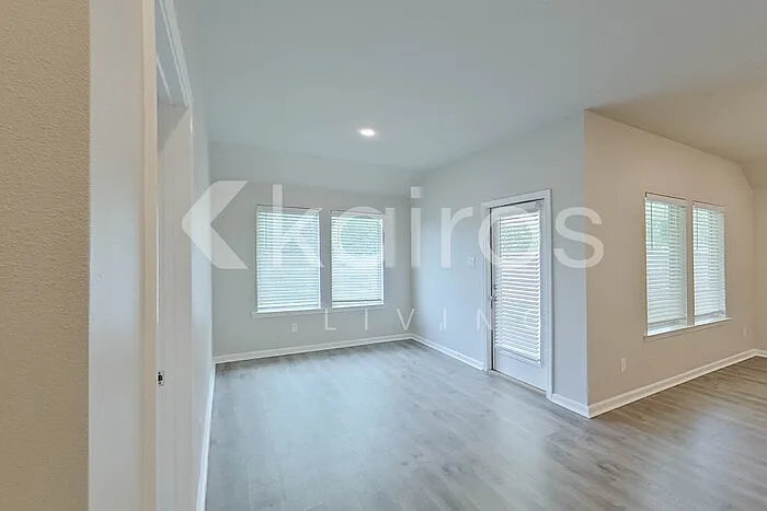 124 Yardley Ct — Photo 10