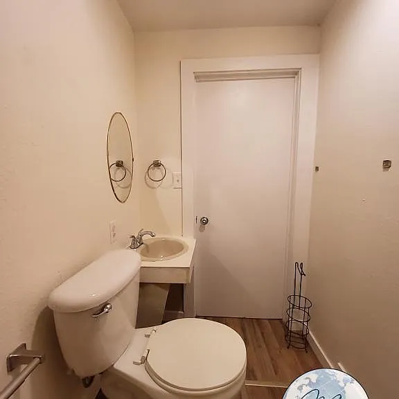 Beautiful location right on the river and adjacent to the City Park — Photo 30
