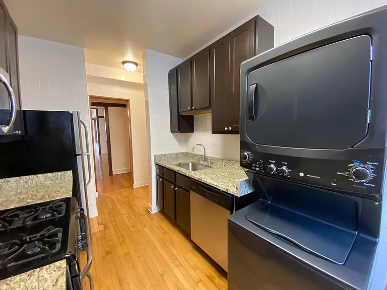 1535 West Addison — Photo 45
