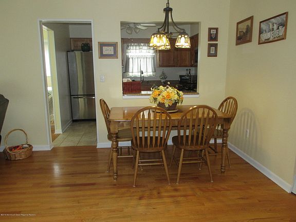 5th image of 884 Edgebrook Dr N