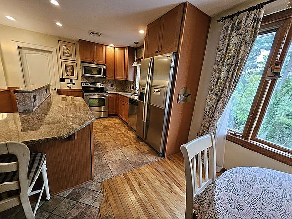 5th image of 7642 Prospect Dr