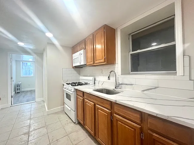 550 Ashford St #1 — Photo 8