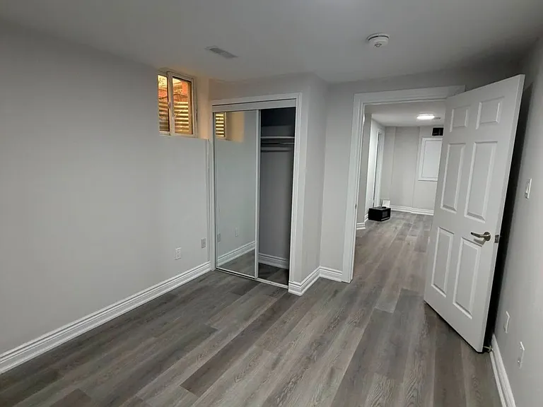 32 Gold Park Pl #BASEMENT — Photo 2