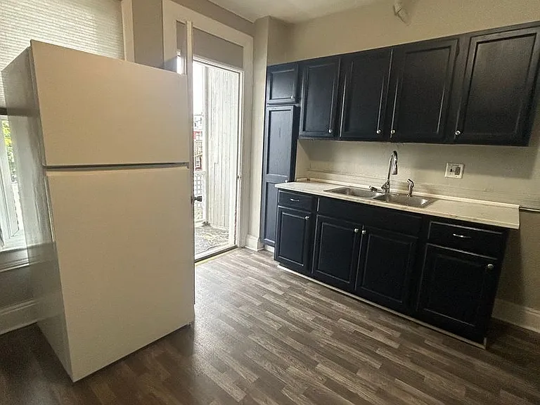 654 W King St — Photo 3
