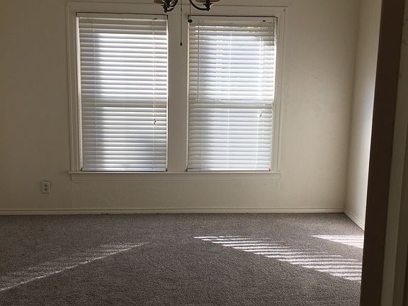 5th image of 1015 W Avenue F